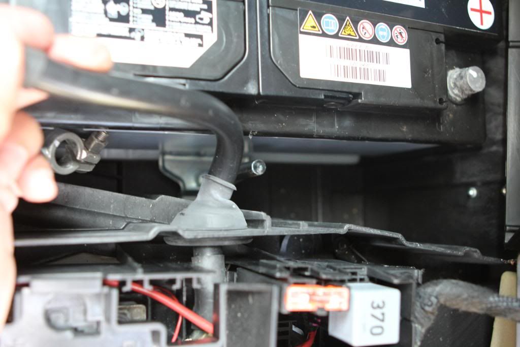 Removing the battery on a Q7